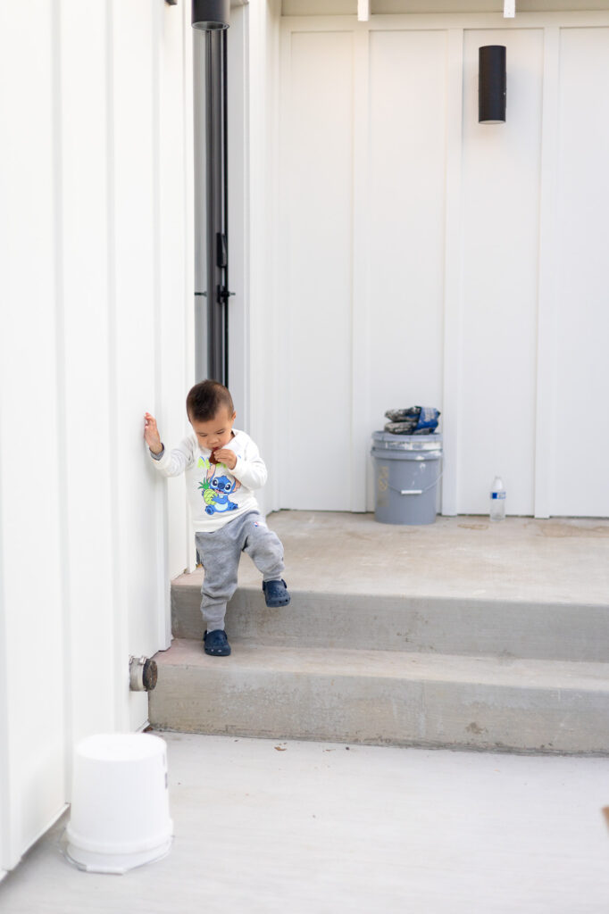 Toddler stepping down stairs while snacking – Tips for Family Photos with Toddlers - ellobelle photography
