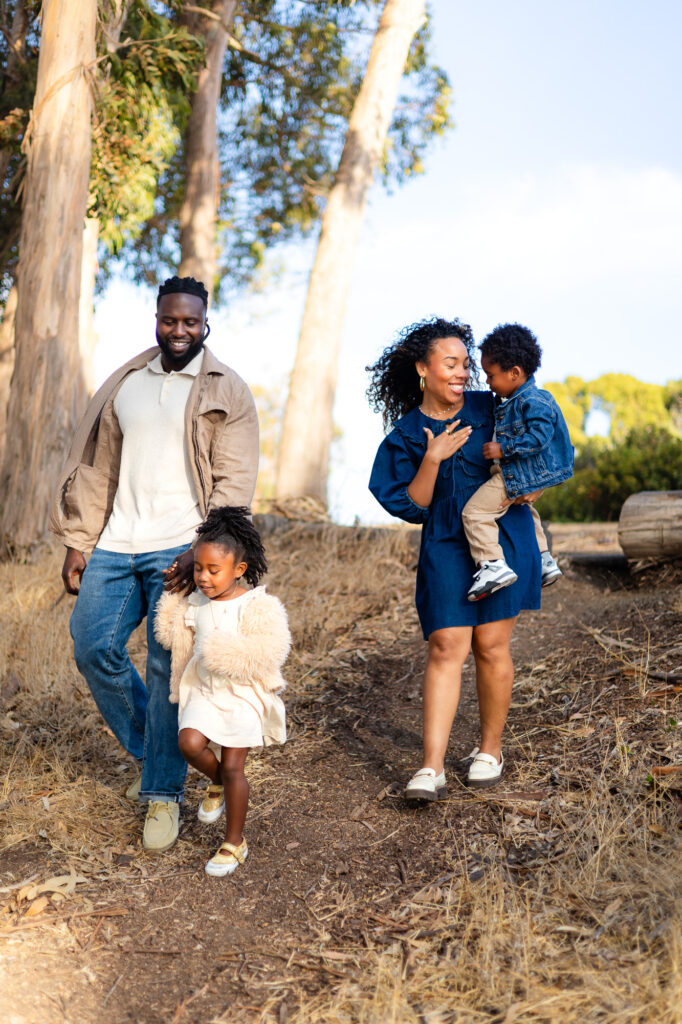 Parents walking with kids down a trail - Ellobelle Photography