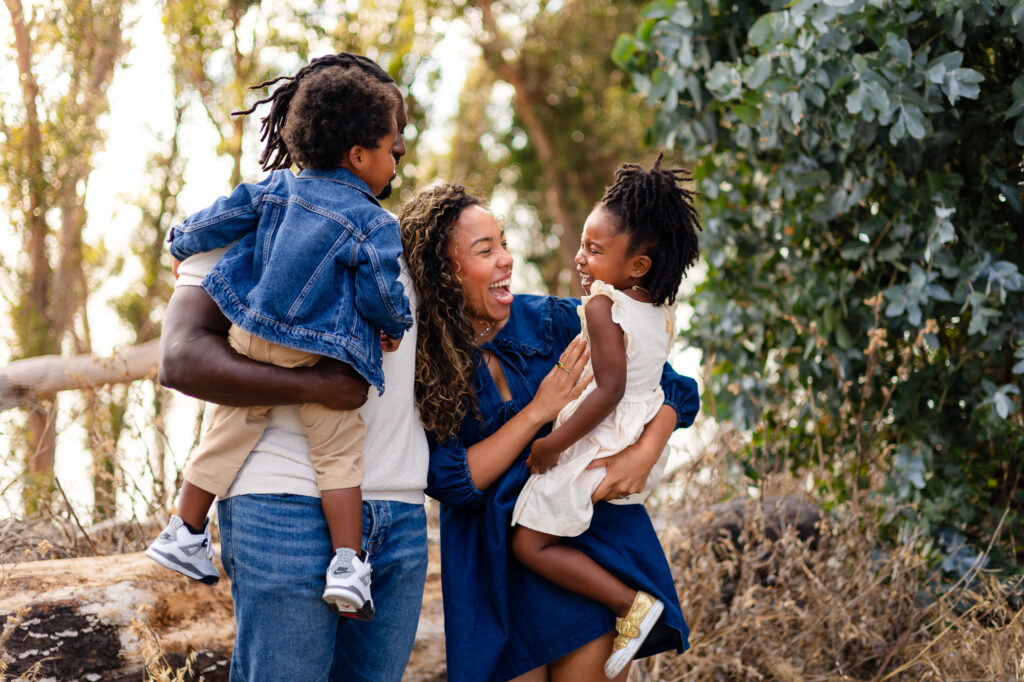 Parents holding kids and laughing at Coyote Point – Ellobelle Photography