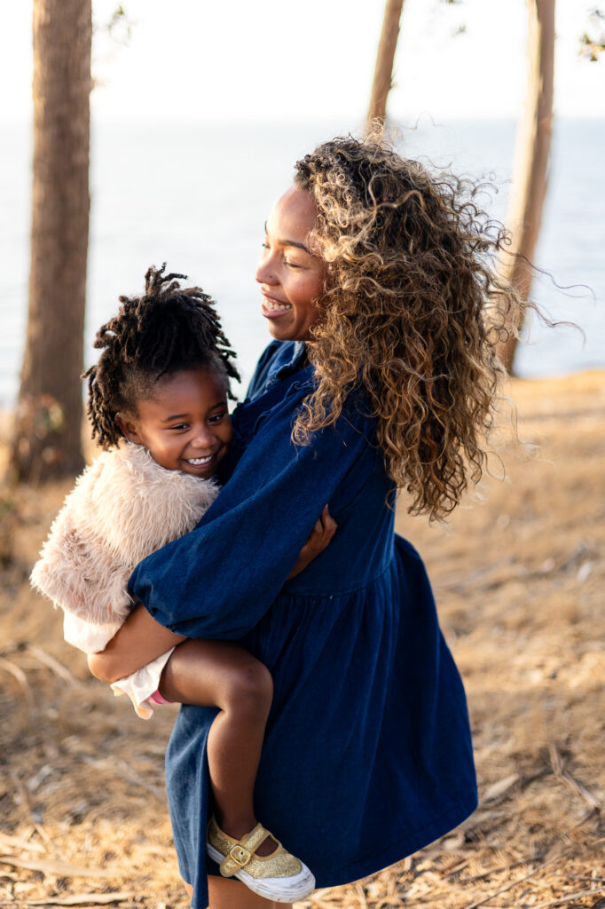 Sweet candid moment of mother holding daughter at Coyote Point – Ellobelle Photography