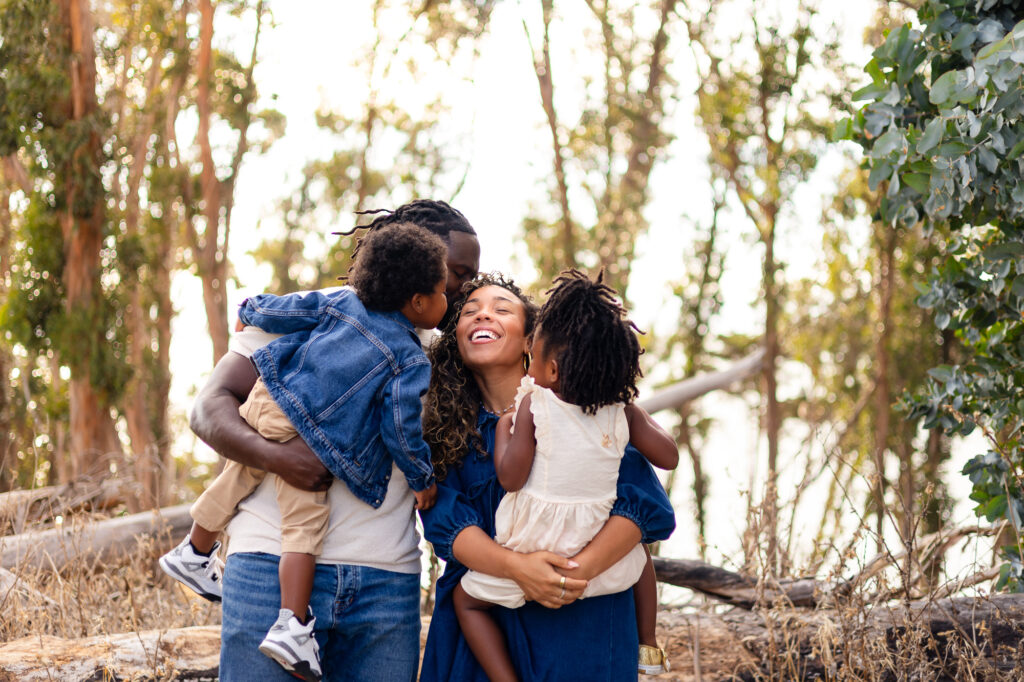 Parents hugging children in golden light at Coyote Point – Ellobelle Photography