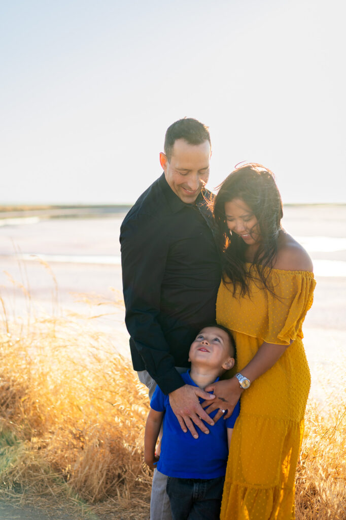 Mini Sessions Photography - Ellobelle Photography: Golden hour family hug in a warm, sunlit field