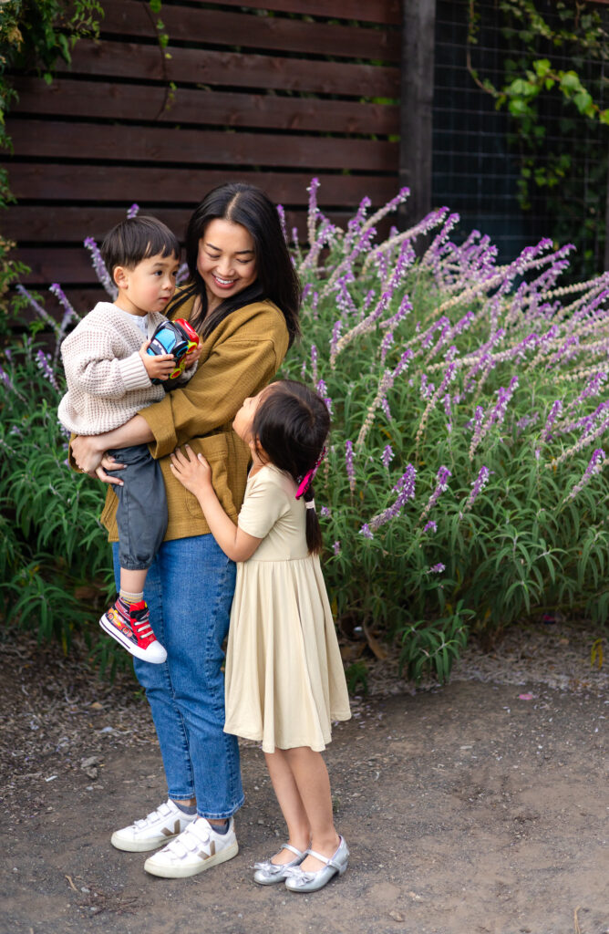 Mini Sessions Photography - Ellobelle Photography: Parents cuddling children during golden hour
