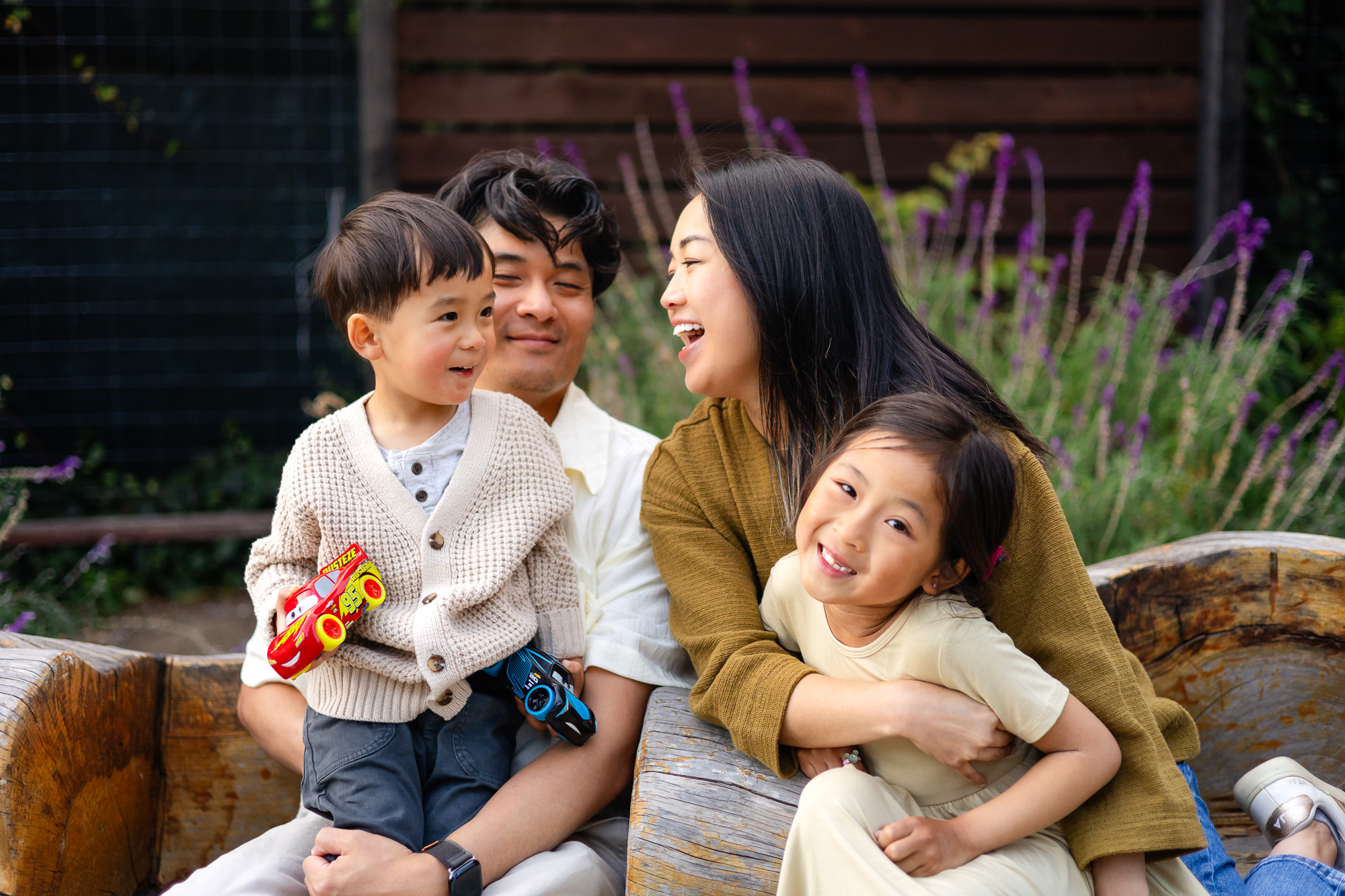 Mini Sessions Photography - Ellobelle Photography: Laughing family of four seated on rustic wood bench