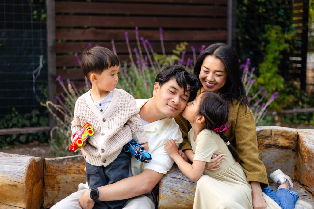 Mini Sessions Photography - Ellobelle Photography: Daughter kisses dad while mom and brother smile