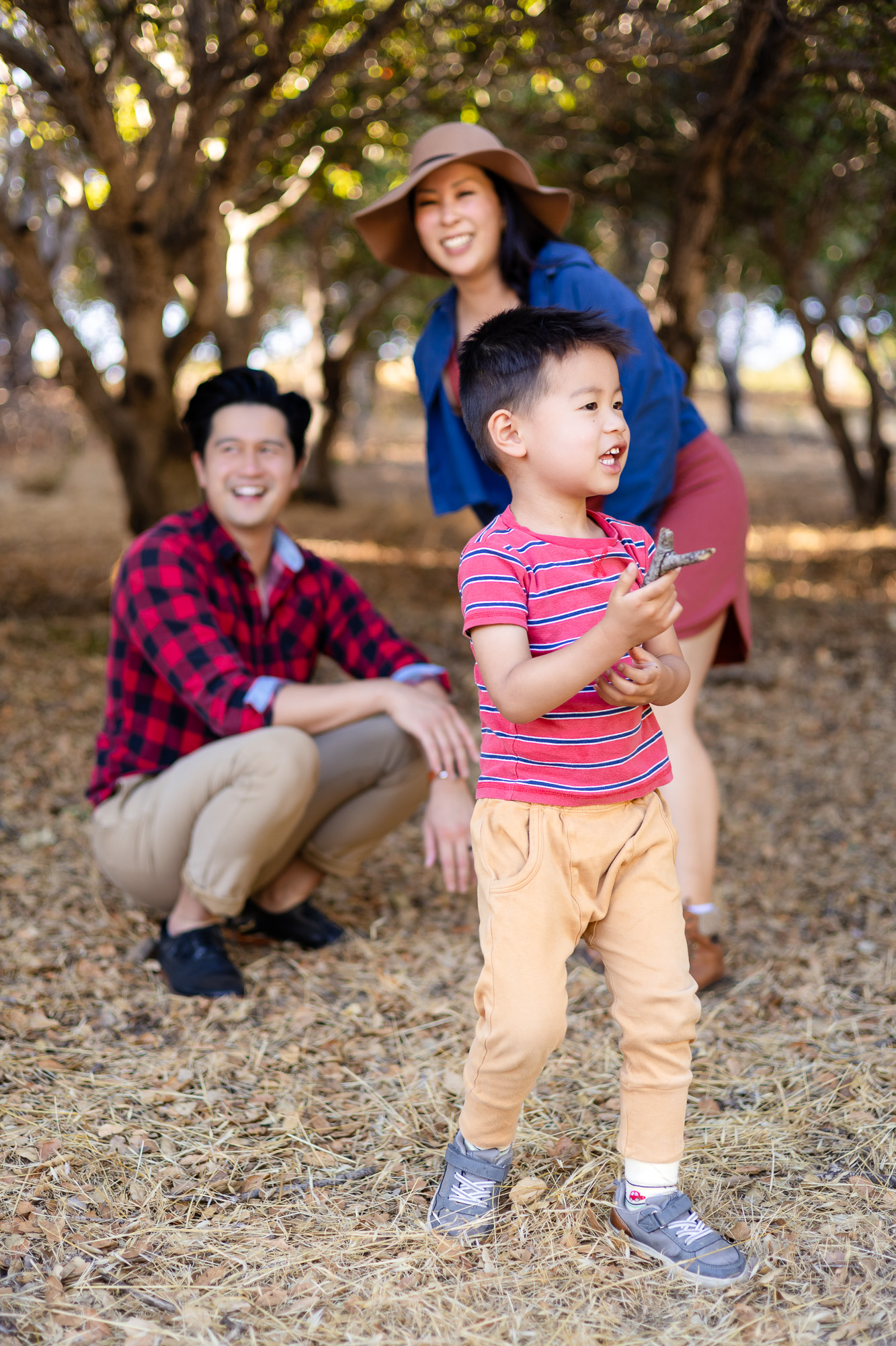 Toddler exploring while parents watch in the background at Laurelwood Park – Ellobelle Photography