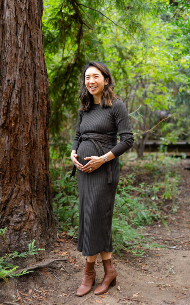 Expecting mother posing by tree at Redwood Grove Los Altos – Ellobelle Photography