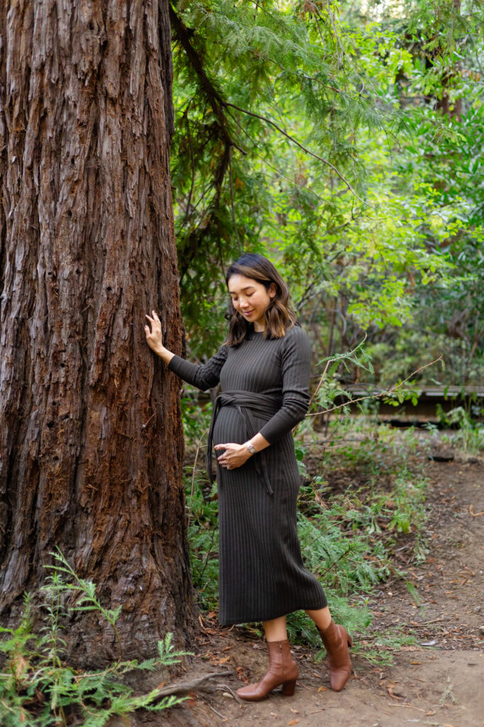 Smiling expectant mother in forest at Redwood Grove Los Altos – Ellobelle Photography