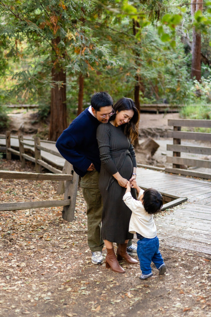 Family maternity portraits outdoors at Redwood Grove Los Altos surrounded by trees Redwood Grove Nature Preserve photos Ellobelle Photography