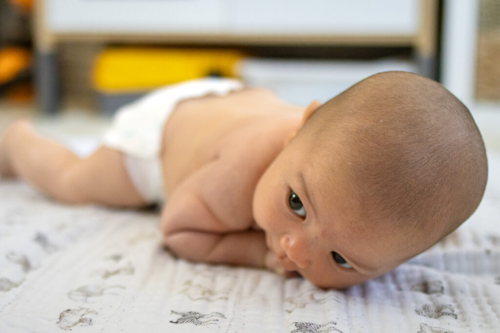 Infant during tummy time looking ahead – San Francisco Newborn Photography by Ellobelle Photography