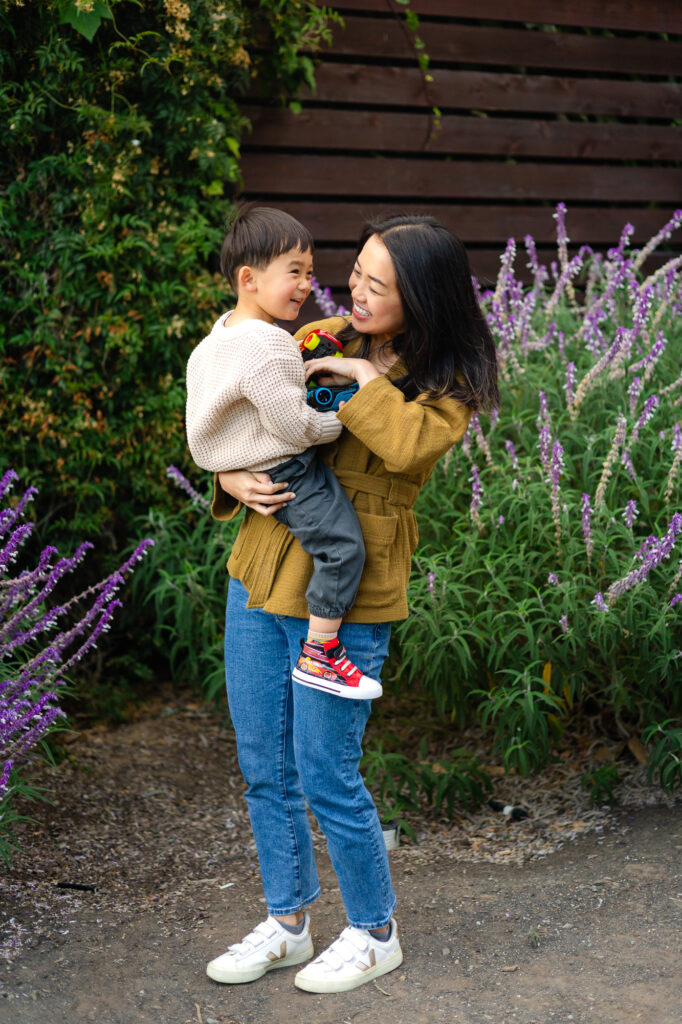Mom holding son and laughing together – Ellobelle Photography