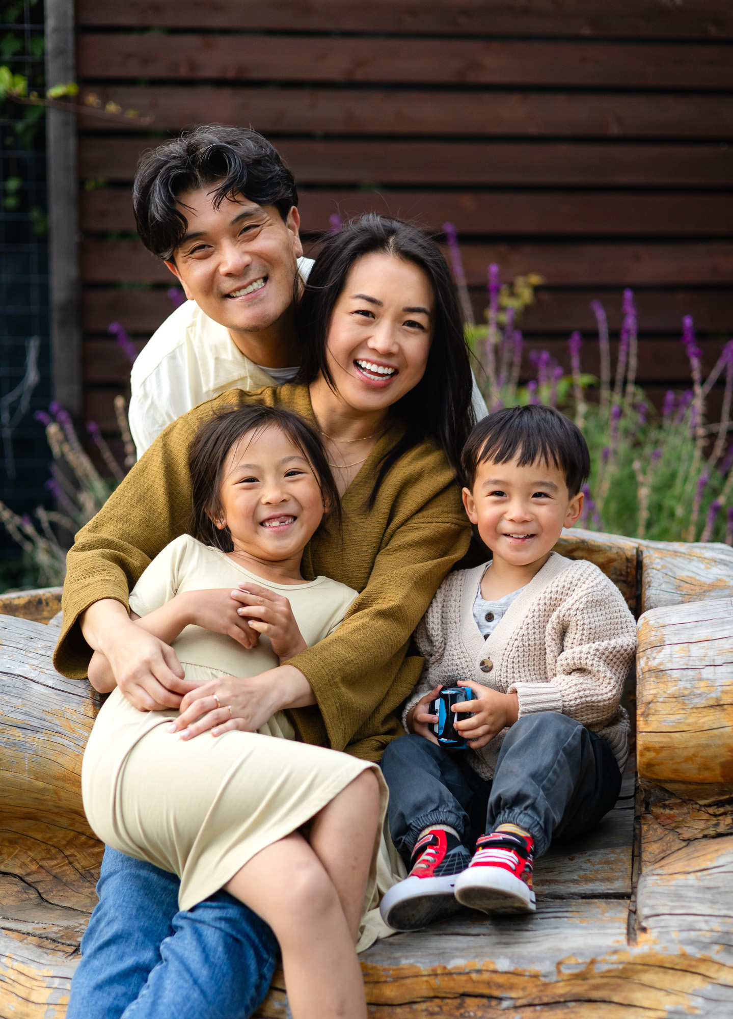 Smiling family portrait with two kids at Washington Park Burlingame – Ellobelle Photography