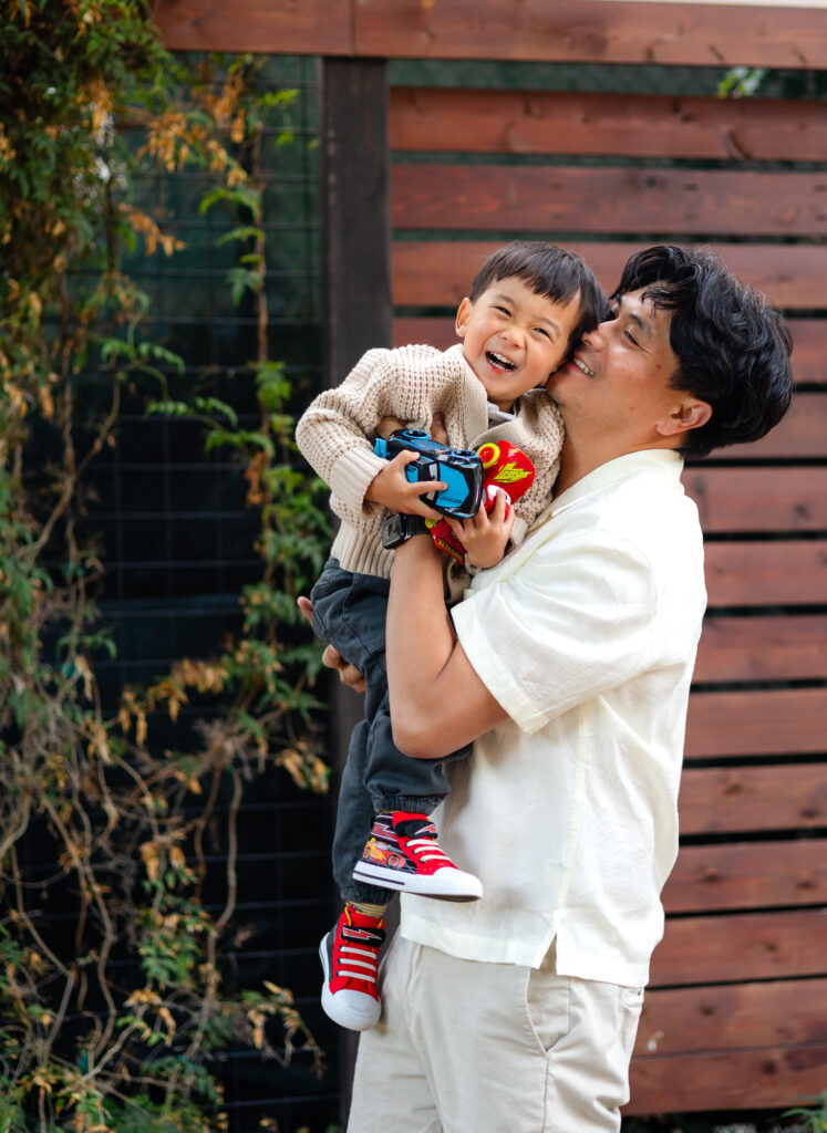 Dad lifting son during family photo session at Washington Park – Ellobelle Photography