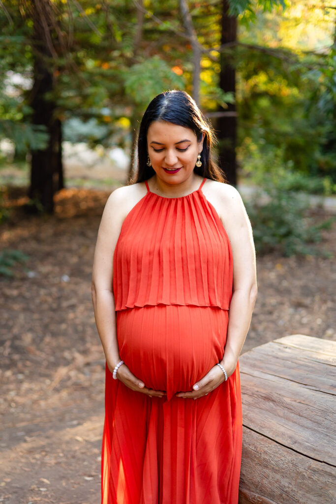 Close-up of expectant mother holding belly during Bay Area maternity session – Ellobelle Photography