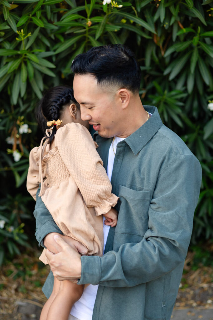 Father hugging daughter during heartfelt holiday photo session – Ellobelle Photography