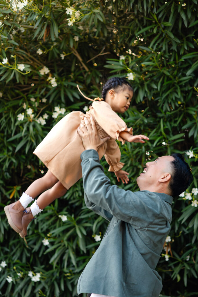 Dad lifting toddler in the air during fun holiday photo session – Ellobelle Photography